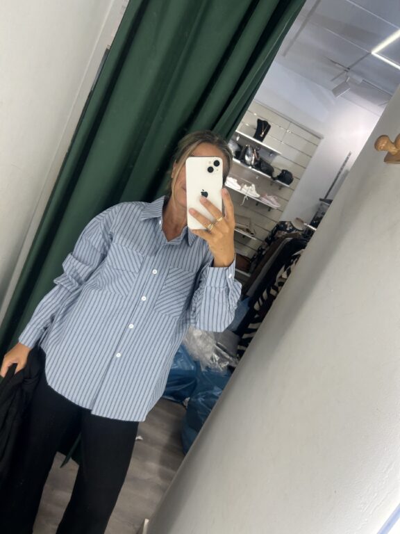 camisa celeste raya negra