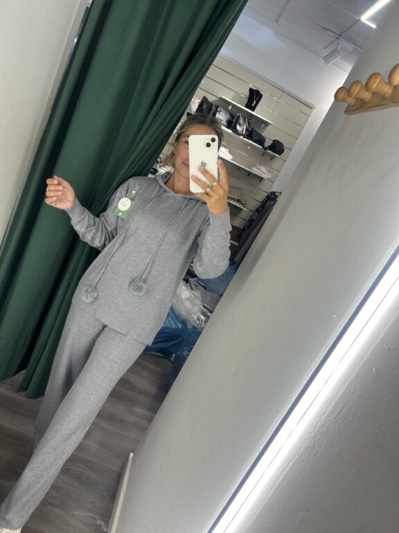conjunto gris pompón