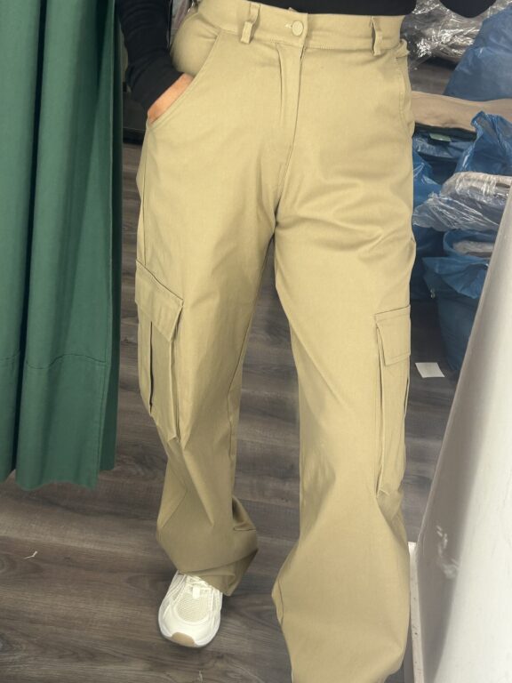 pantalon camel bolsillos