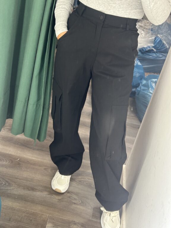 pantalon bolsillos negro