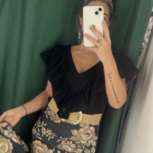 camisa negra volante