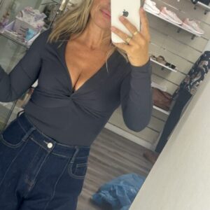 body gris nudo pecho