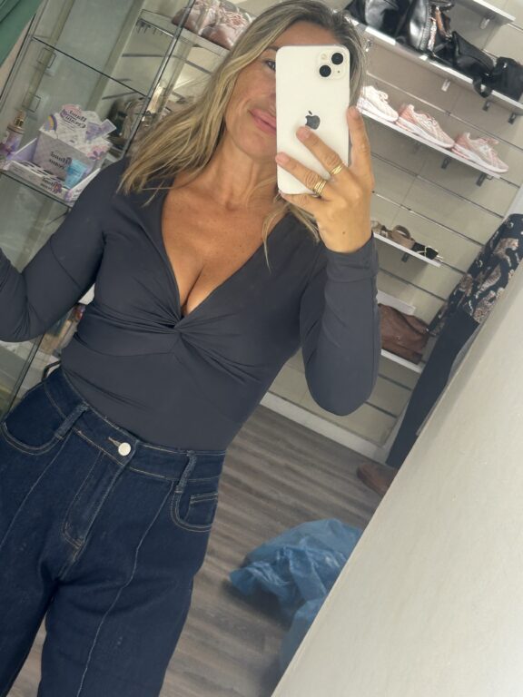 body gris nudo pecho