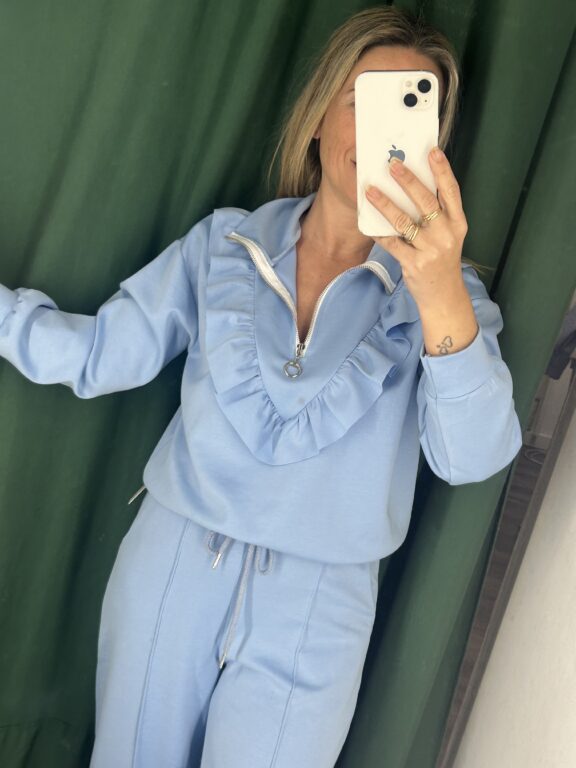 Sudadera celeste volante