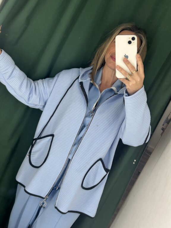 Cárdigan celeste filo negro