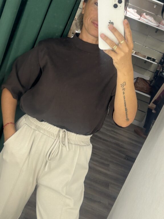 camiseta zara marron
