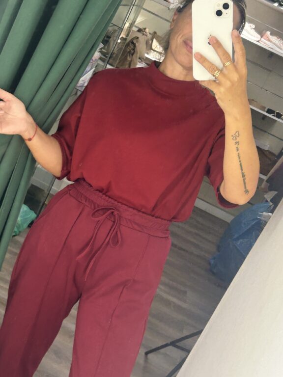 camiseta zara burdeos