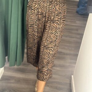 jogger animal print negro y marron