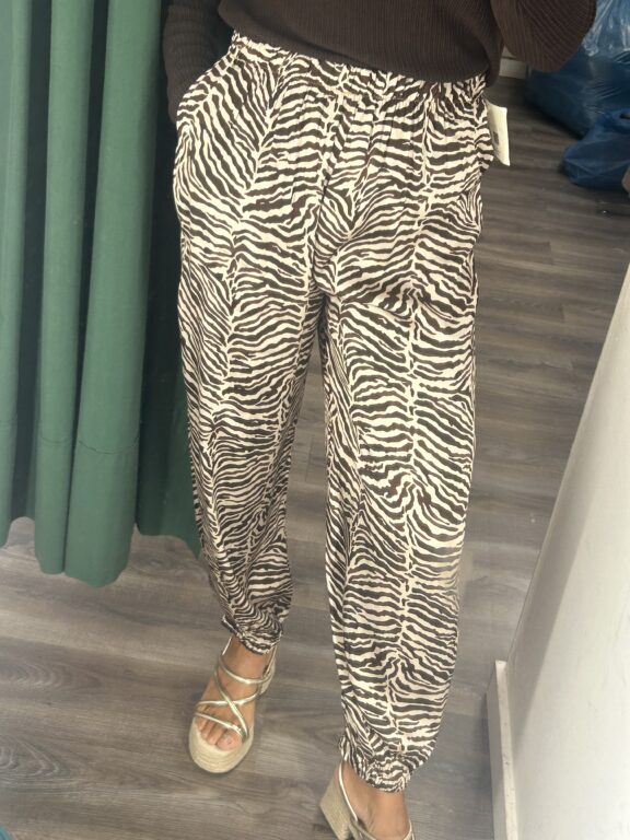 jogger satinado marron y beige