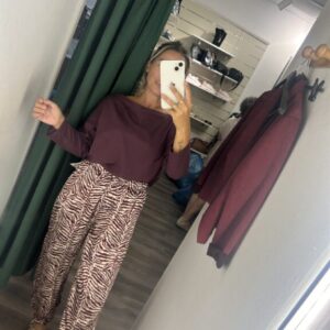 jogger satinado burdeos y beige