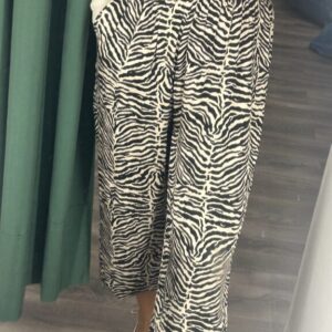 jogger satinado beige y negro