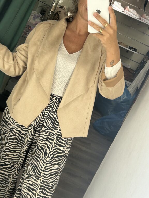 chaqueta antelina beige