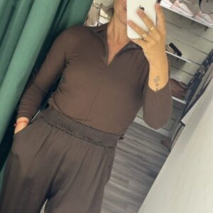 camiseta marron cremallera
