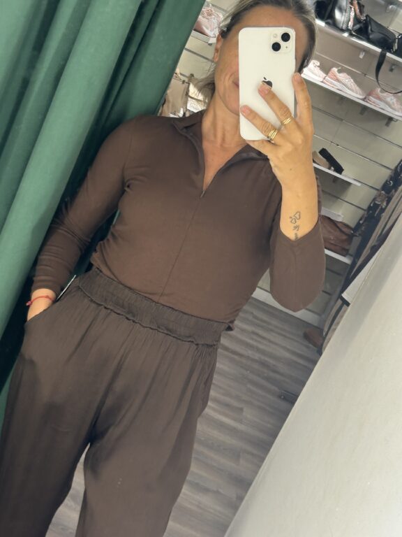 camiseta marron cremallera