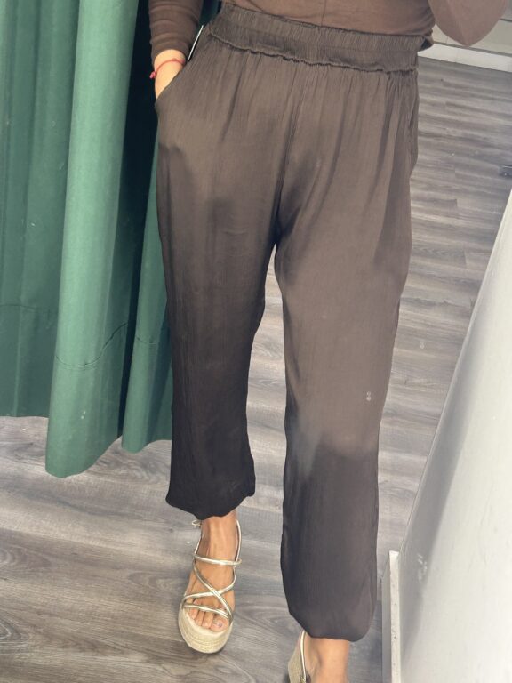 pantalon marron satinado arruga