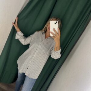 camisa gris raya blanca