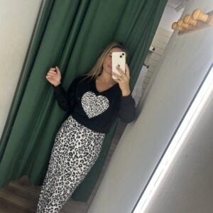 vestido con sudadera negra corazon leopardo