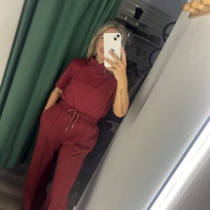 camiseta zara burdeos