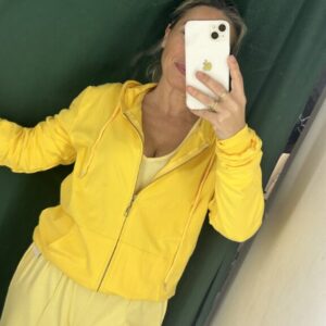 sudadera amarilla cremallera