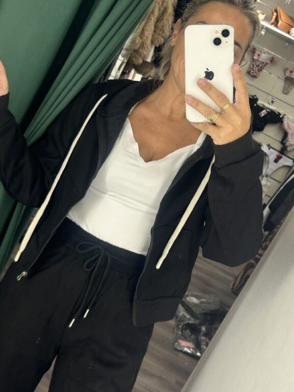 sudadera negra con cremallera