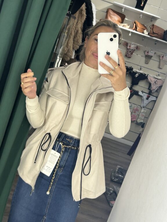 chaqueta antelina sin mangas beige