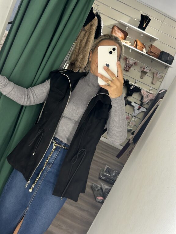 chaqueta antelina sin mangas negra