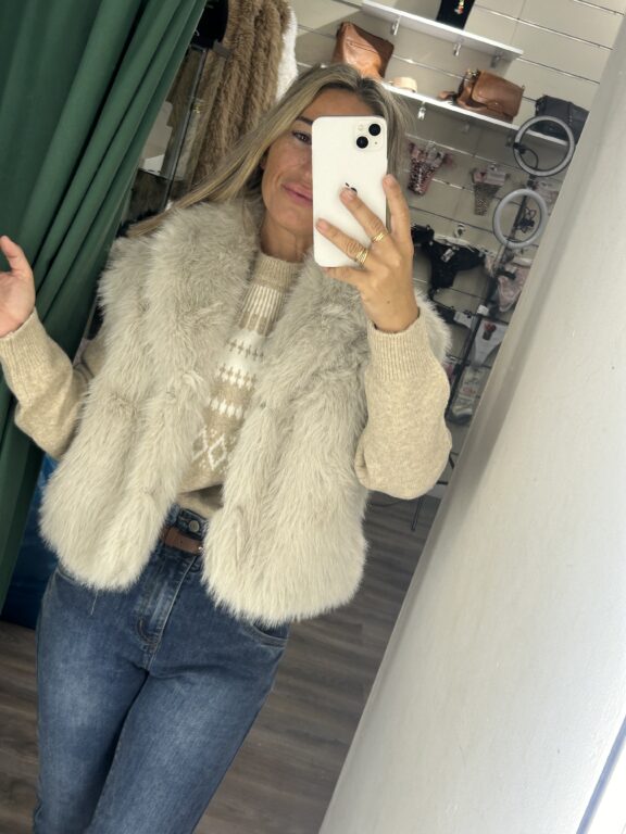 chaleco pelo beige sin  mangas