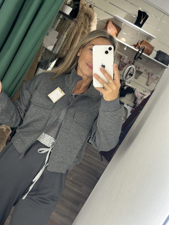 chaqueta con dos bolsillos gris