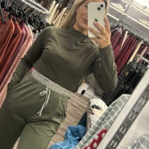 camiseta con cuello verde