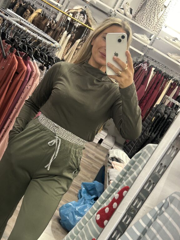 camiseta con cuello verde