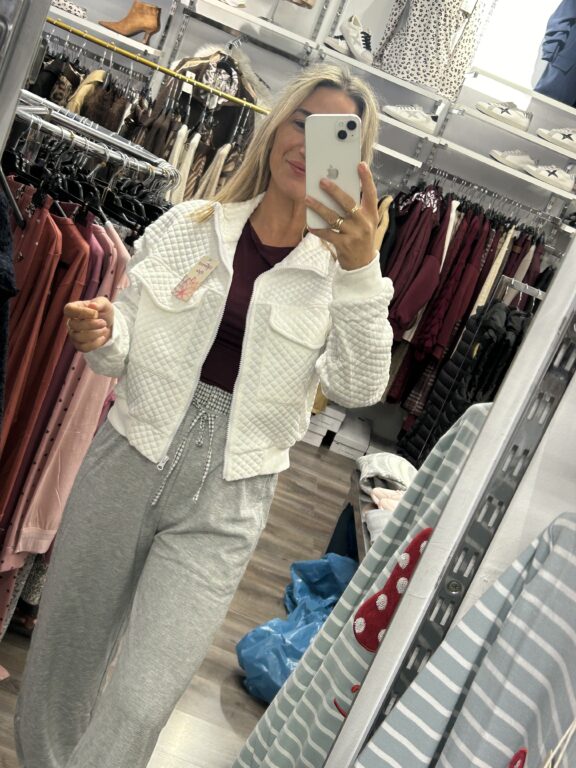chaqueta blanca con dos bolsillos
