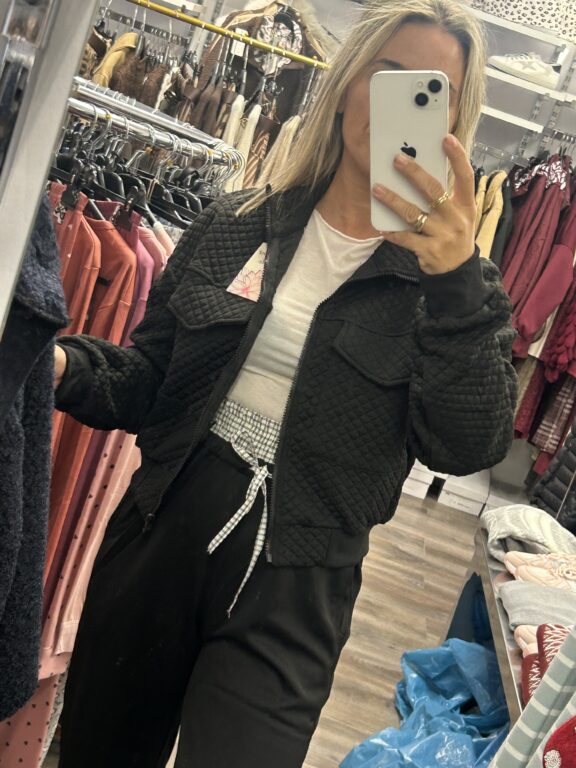 chaqueta negra con dos bolsillos