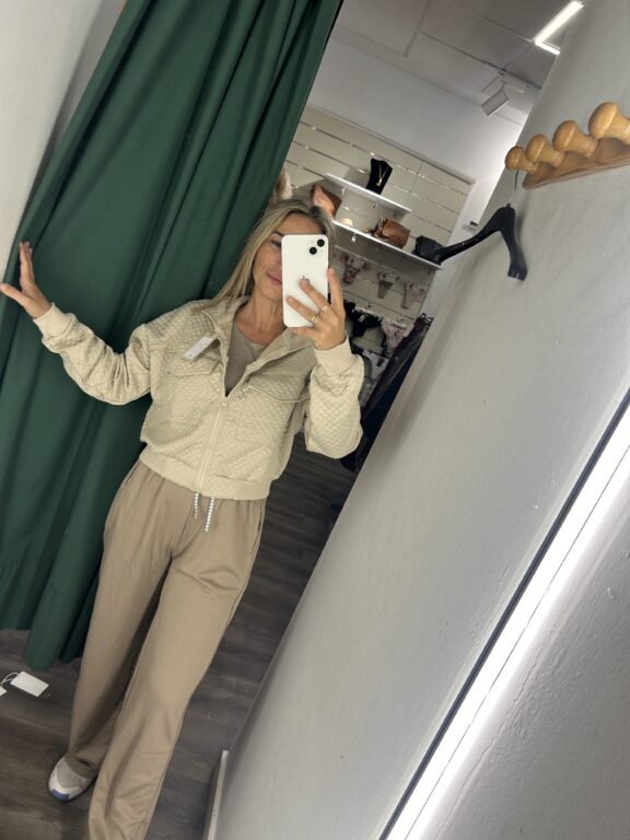 chaqueta beige dos bolsillos