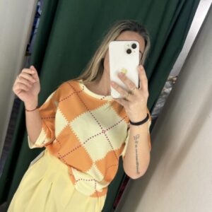 camiseta naranja y amarilla rombo