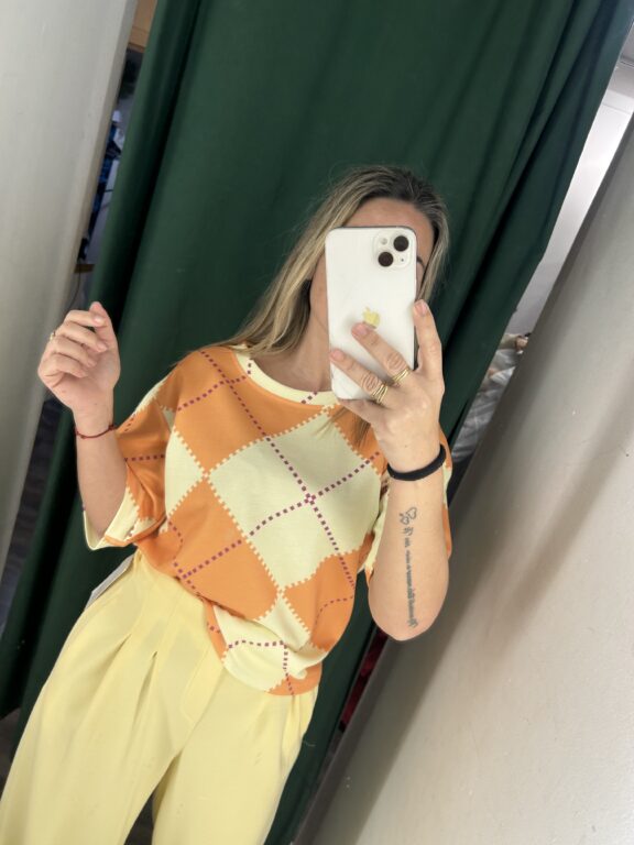 camiseta naranja y amarilla rombo
