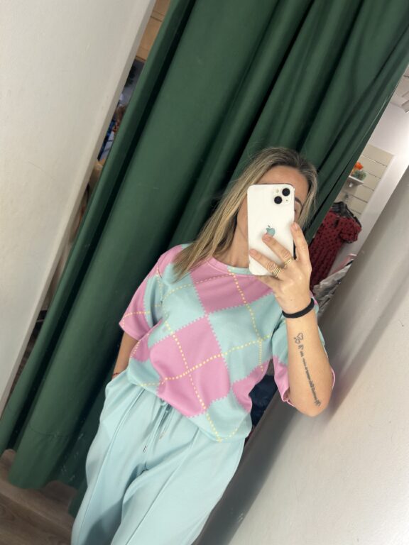 camiseta turquesa y rosa