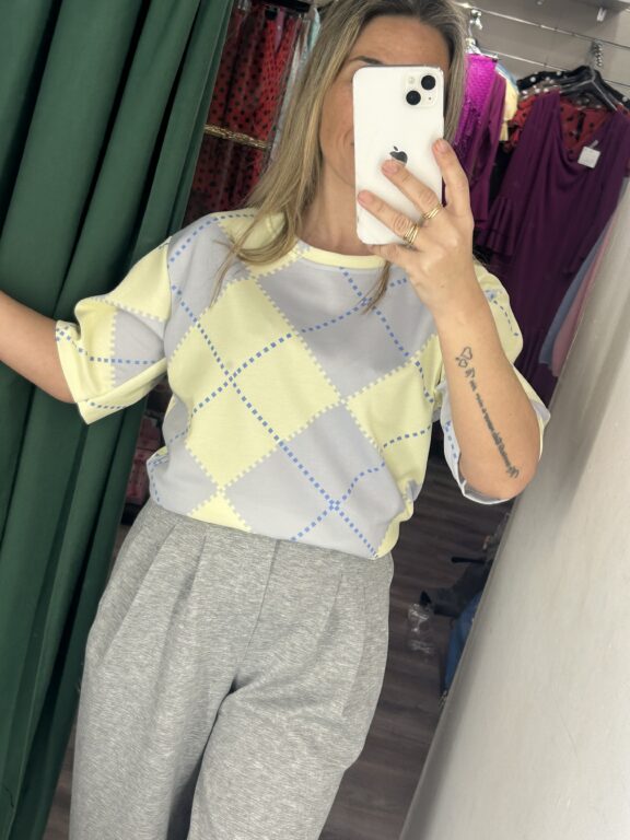 camiseta rombo gris y amarillo