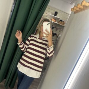 camiseta con camisa rayas burdeo