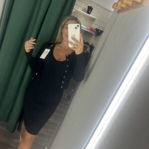 vestido con rebeca negra