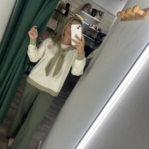jersey beige con gorro verde