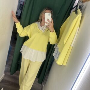 sudadera amarilla con camisa blanca