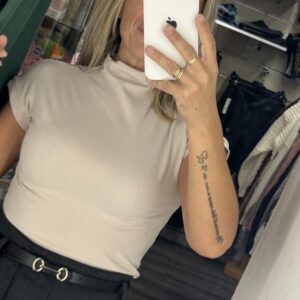 camiseta beige zara