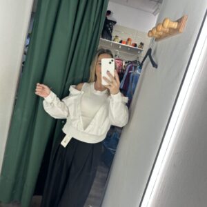 Camisa caída con top blanco