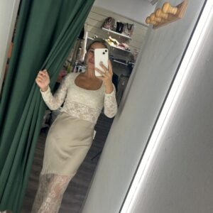 camiseta beige encaje
