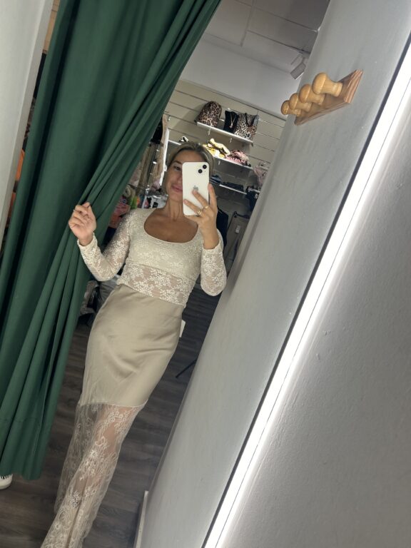 camiseta beige encaje