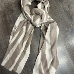 bufanda beige y blanca
