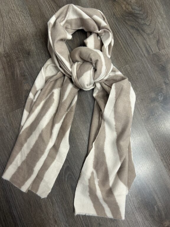 bufanda beige y blanca