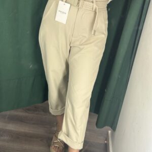 pantalón momfif beige con cinturón