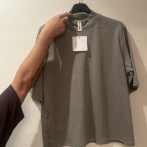 camiseta zara gris oversize
