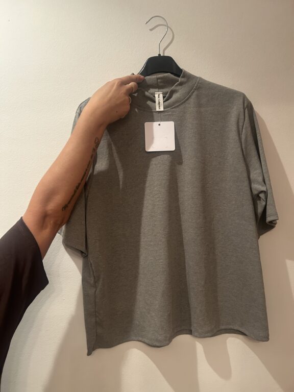 camiseta zara gris oversize